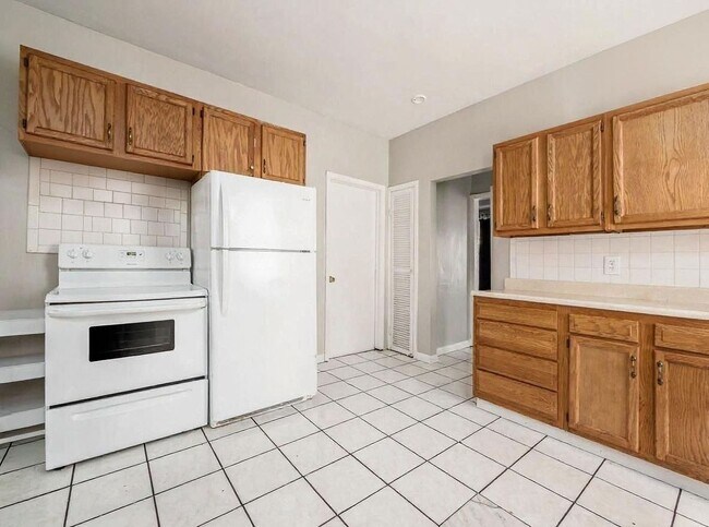 Building Photo - 227 E Northwood Ave