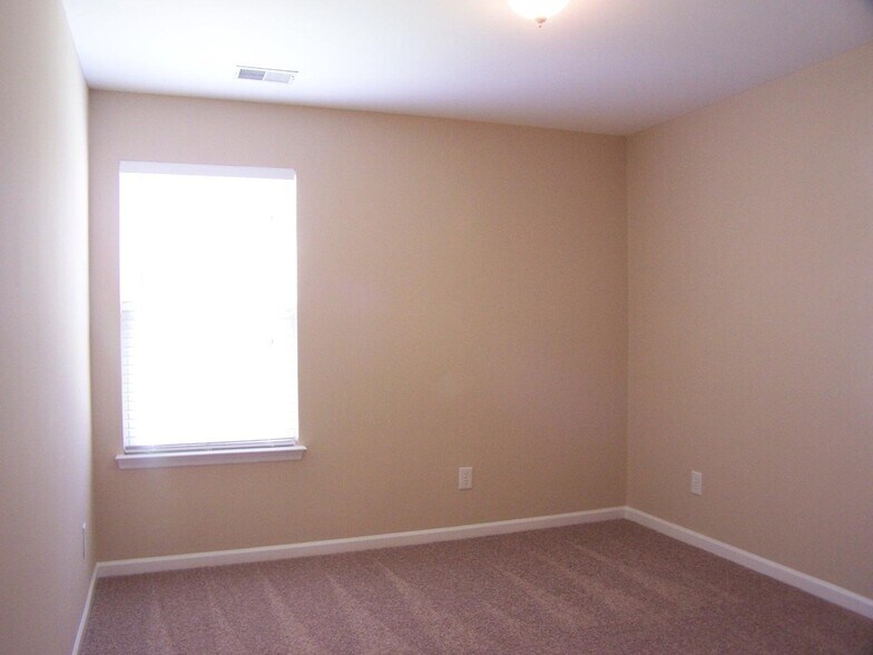 Building Photo - 190 Recess Dr