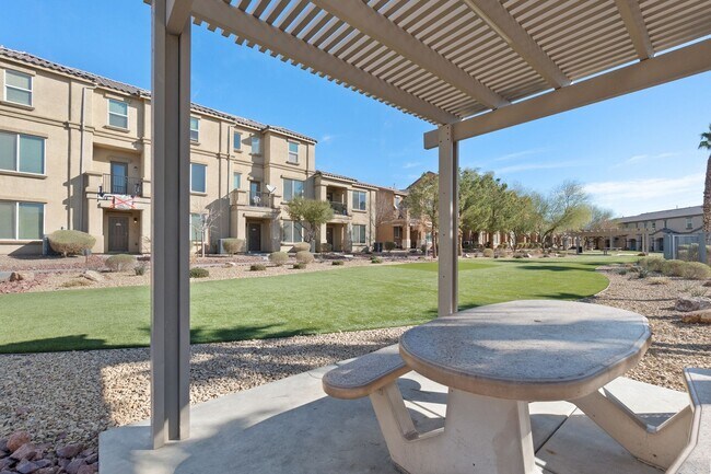 Building Photo - *MOVE IN SPECIAL - $300 OFF FIRST MONTH'S ...