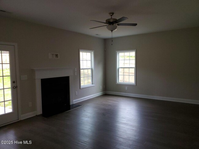 Building Photo - 560 Hampstead Pl