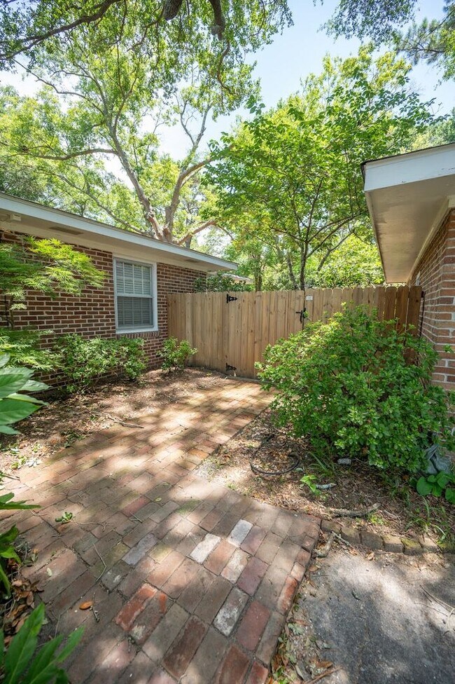 Building Photo - 734 James Dr