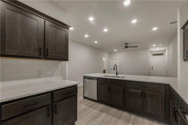 Building Photo - 4 Bed, 4 Bath Brand New Barracks Unit for ...