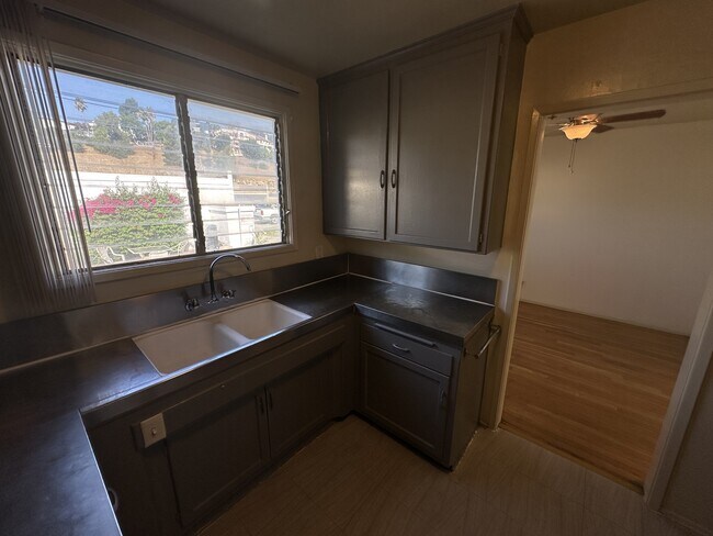 Building Photo - 2461 Silver Lake Blvd