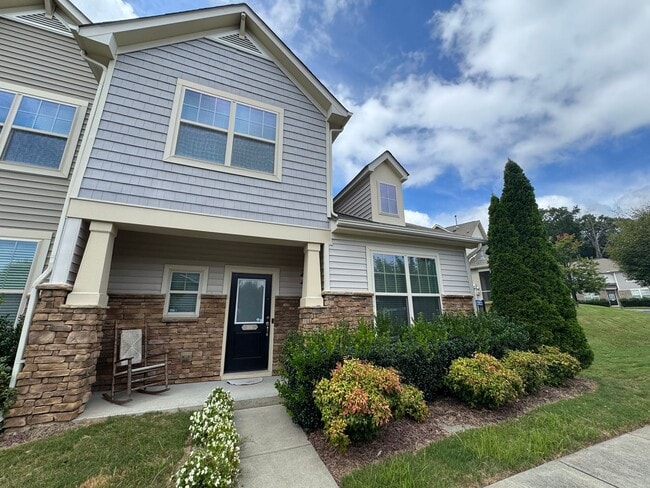Building Photo - Bright & Spacious End Unit in Thompson Ridge