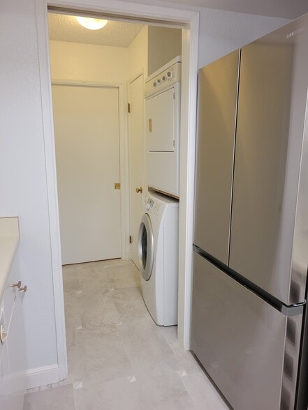 Building Photo - 1600 Carmel Dr