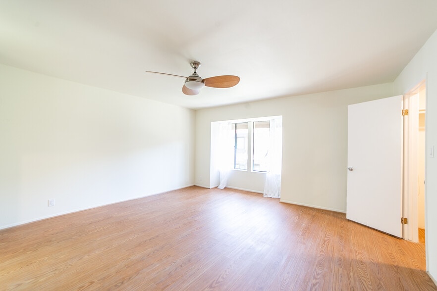 Building Photo - 9743 Reseda Blvd #3