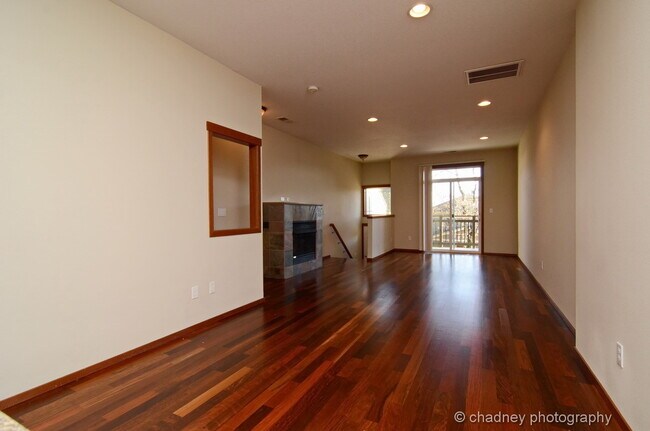 Building Photo - Beautiful Townhome! Flawless Location!
