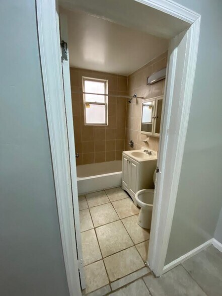 Building Photo - 425 Leslie St