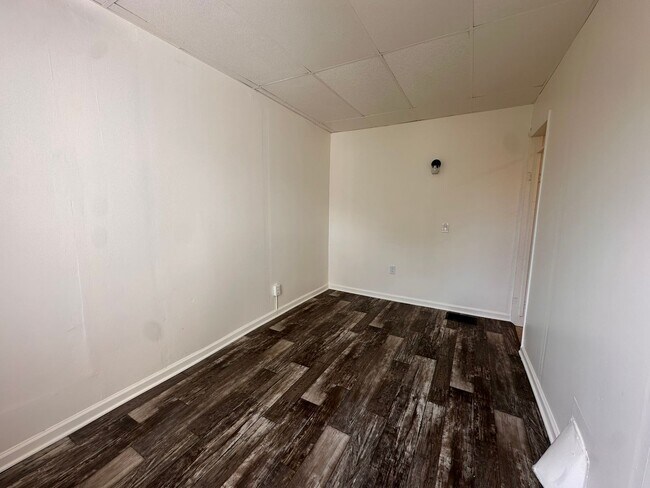 Building Photo - 324 N 11th St