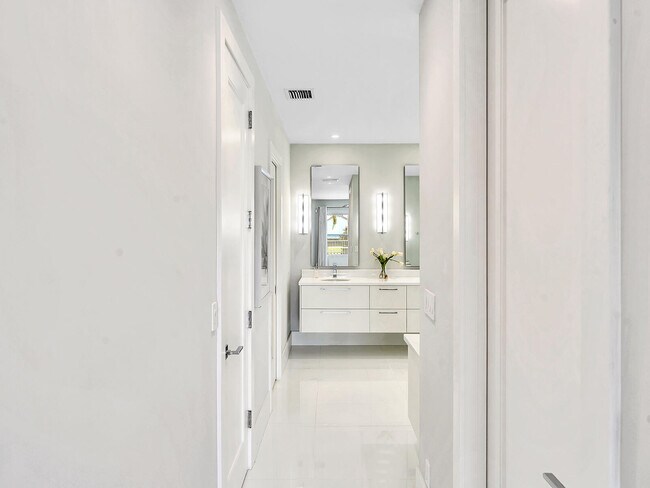 Building Photo - 2788 Hampton Cir W