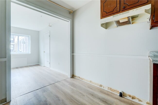 Building Photo - 400 Main St