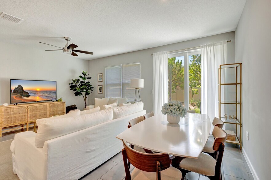 Building Photo - 396 SE Sea Hunt Way