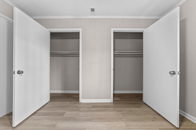 Building Photo - Hot Summer Savings at Villas on 55!