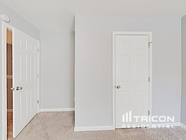 Building Photo - 5876 Colonnade Dr