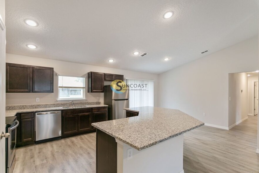 Building Photo - 20241 Peachland Blvd