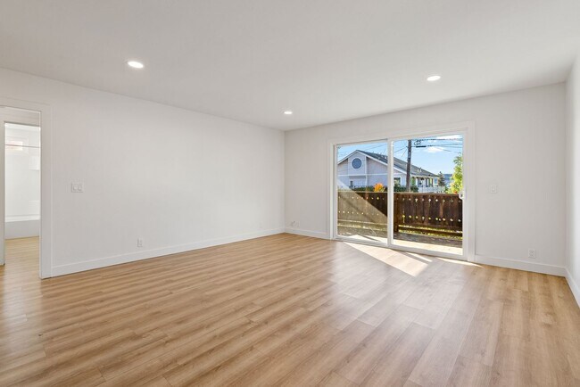 Building Photo - 2048 Swazey St