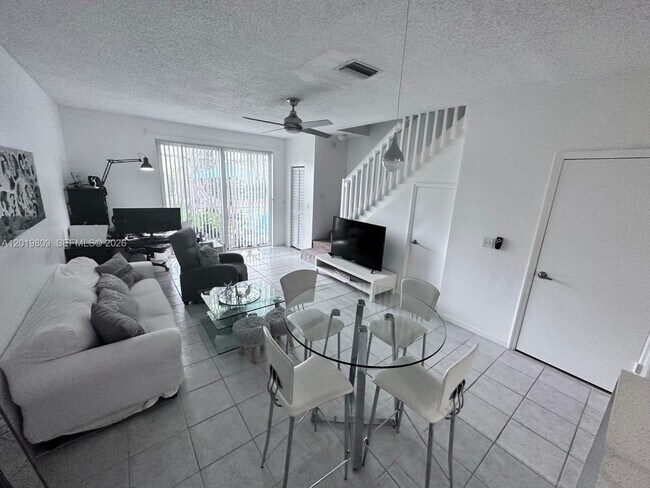 Building Photo - 2078 Madeira Dr
