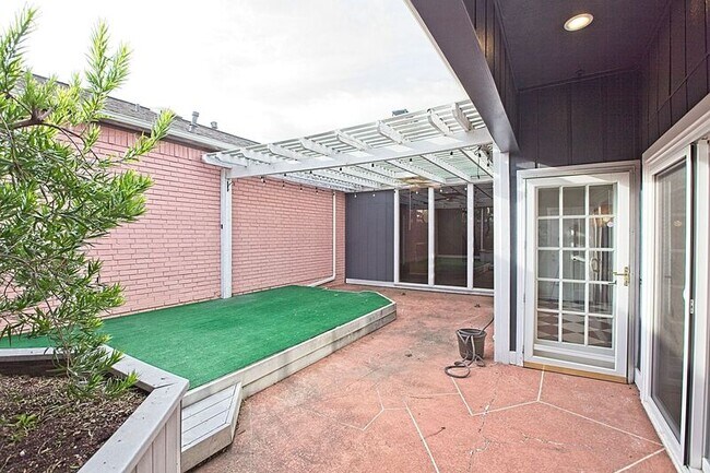 Building Photo - 3217 Squireswood Dr