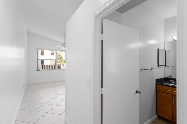 Building Photo - 15250 SW 49th Ct