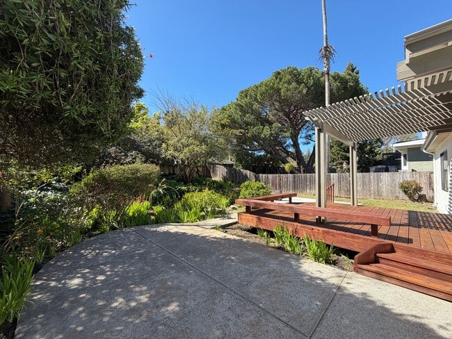 Building Photo - NIcely Updated Mill Valley 3x2 home with large yard, garage, HW floors, laundry