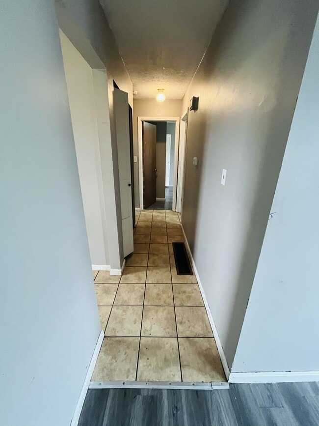 Building Photo - 4-5 Bedroom With 1 Bathroom