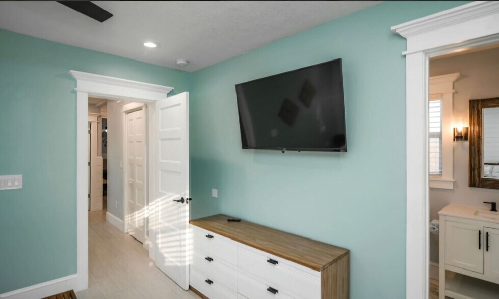 Building Photo - 613 Fern St