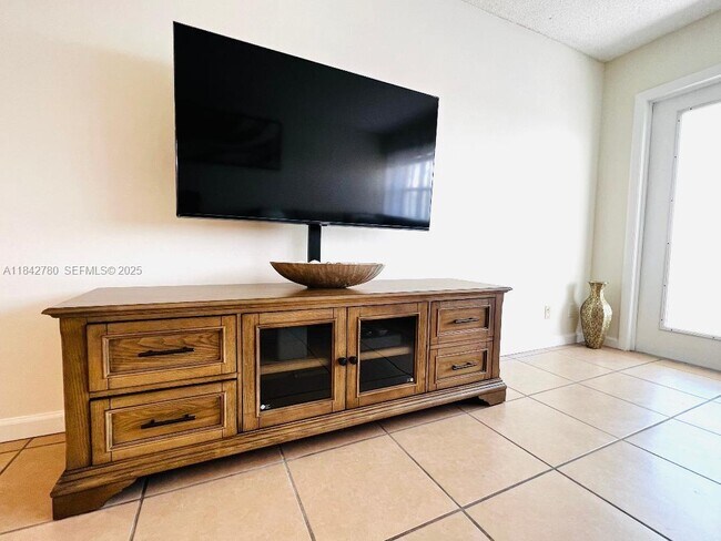 Building Photo - 401 Golden Isles Dr