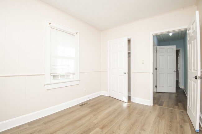 Building Photo - 1148 Baker Ave