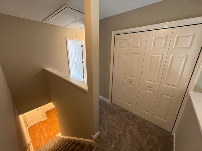 Building Photo - Adorable 3 Bedroom Townhouse w/ 1st Floor ...