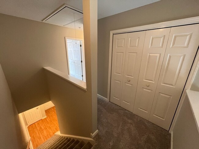 Building Photo - Adorable 3 Bedroom Townhouse w/ 1st Floor Bedroom