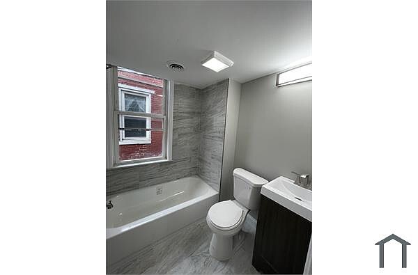 Building Photo - 5 Bedrooms 2 Bathrooms