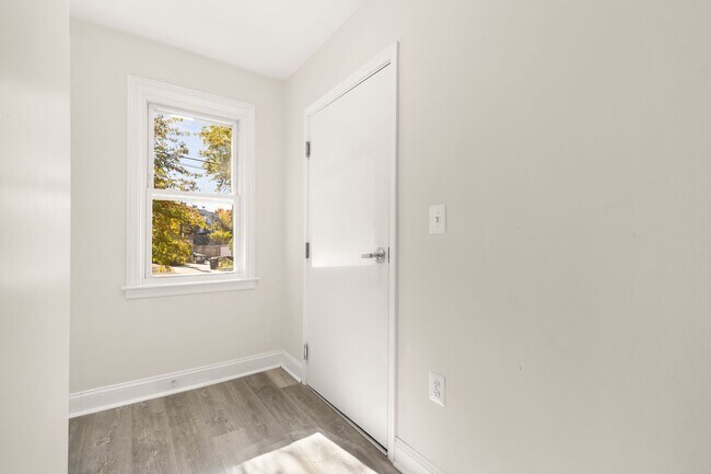 Building Photo - Newly Renovated 3BR/1BA - WASHEY/DRYER - I...