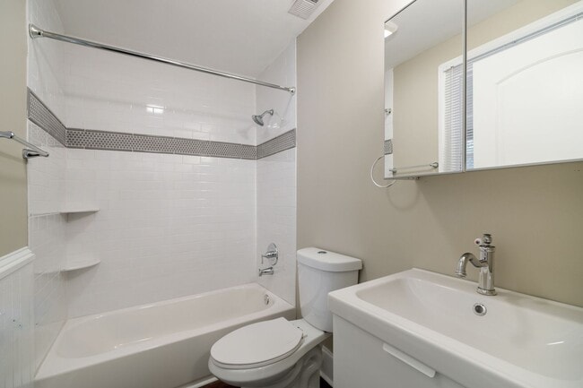 Building Photo - Quaint 3 Bedroom/2 Bath Home Located Near ...