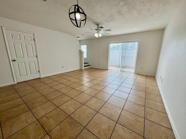 Building Photo - 12644 Somerset Oaks St