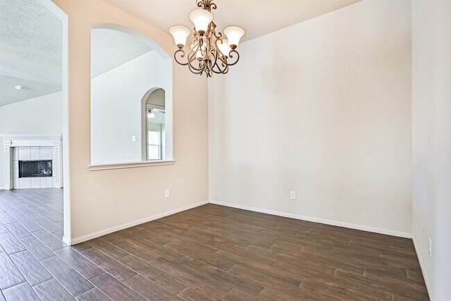 Building Photo - 2006 Plantain Lily Ct