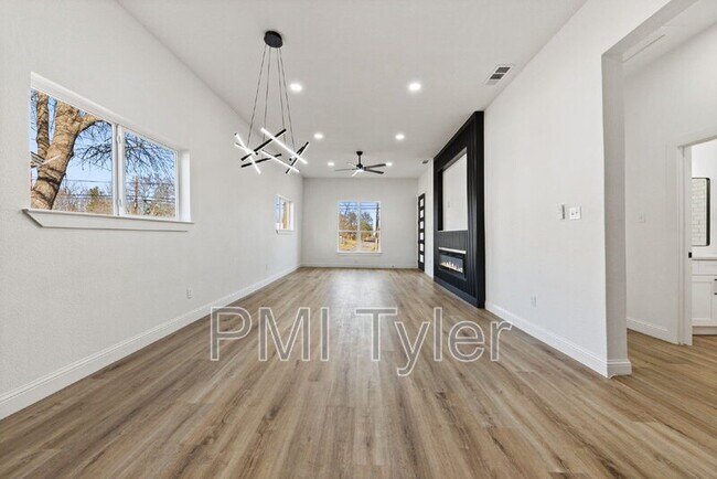 Building Photo - 1279 Bonham St