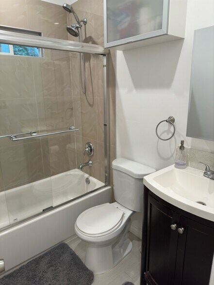 Building Photo - 1416 S Crest Dr