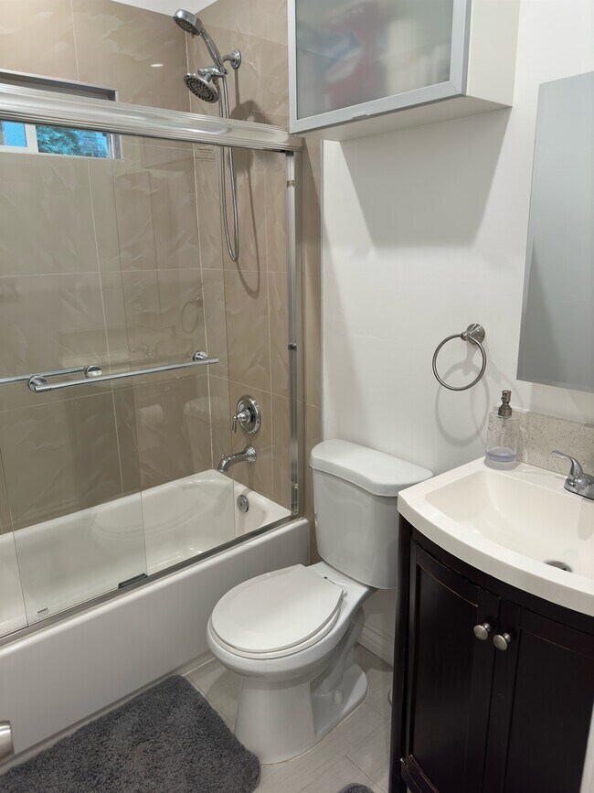 Building Photo - 1416 S Crest Dr