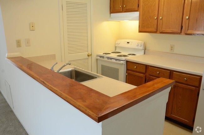 Kitchen - Richmond Hill Pointe Apartments