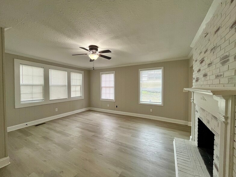 Building Photo - 2010 Simmons St