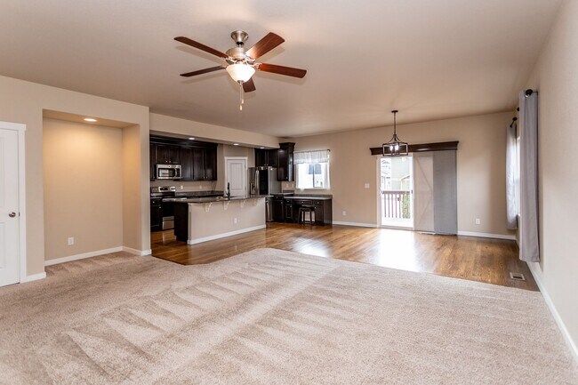 Building Photo - Beautiful Home with Stunning Views!