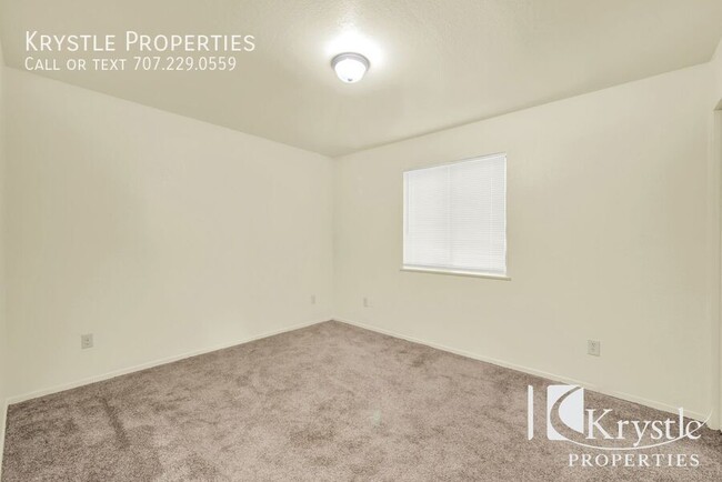 Building Photo - Spacious 3 bedroom bottom floor apartment