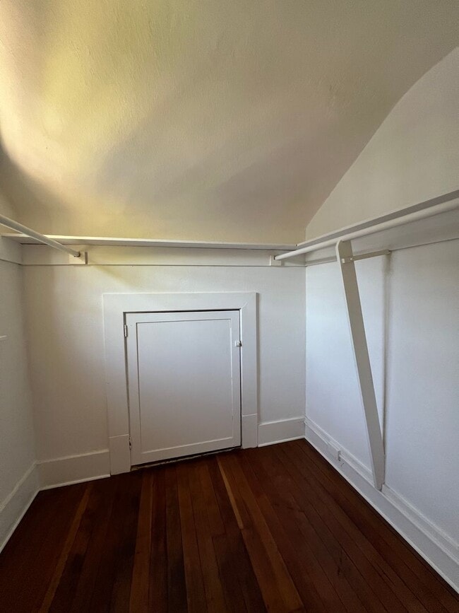 Building Photo - Charming 1910 Craftsman Home – 3BR/2BA + B...