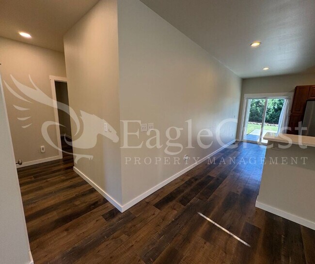 Building Photo - Three Bedroom, Two Bathroom Home in Eastgate