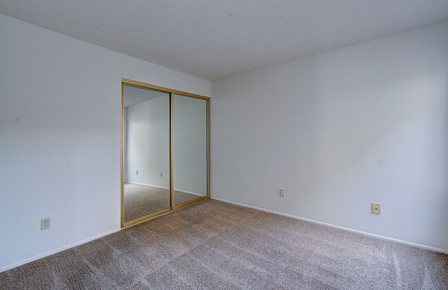 Building Photo - WELL MAINTAINED 2 BR, 2 BA TOWNHOME BY VAN MALL AREA!