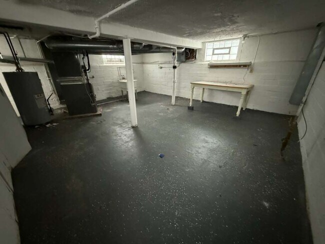 Building Photo - 2 BED, 1 BATH BEAUTIFIL SINGLE-FAMILY HOME IN EUCLID!