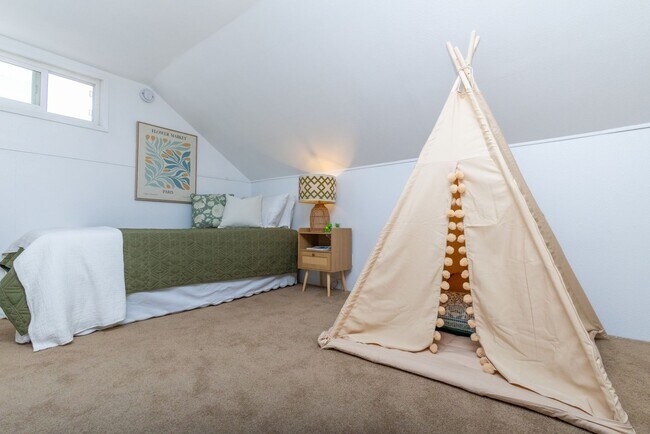 Building Photo - 703 Manzanita Ave