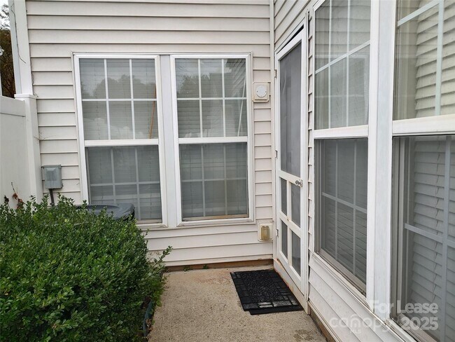 Building Photo - 9549 Glenashley Dr