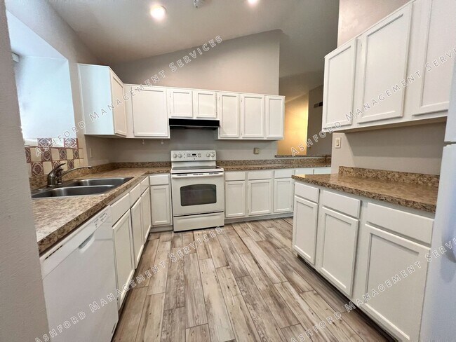 Building Photo - 3 BEDROOM 2 BATH IN HEART OF CHANDLER WITH...