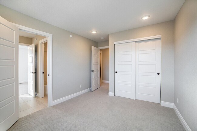Building Photo - Like New end-unit Townhome at Victory Ridge!